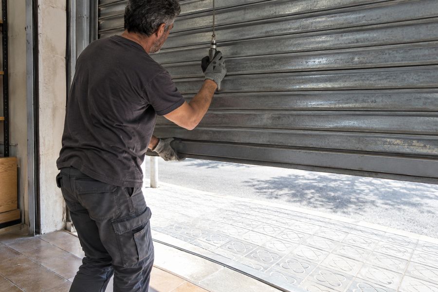 Desbloqueo manual del motor de una persiana metálica para abrir el local sin corriente
