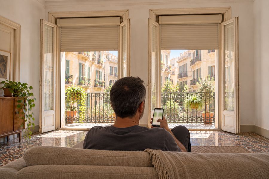 Persianas automáticas que se manejan desde el móvil en un piso del Raval